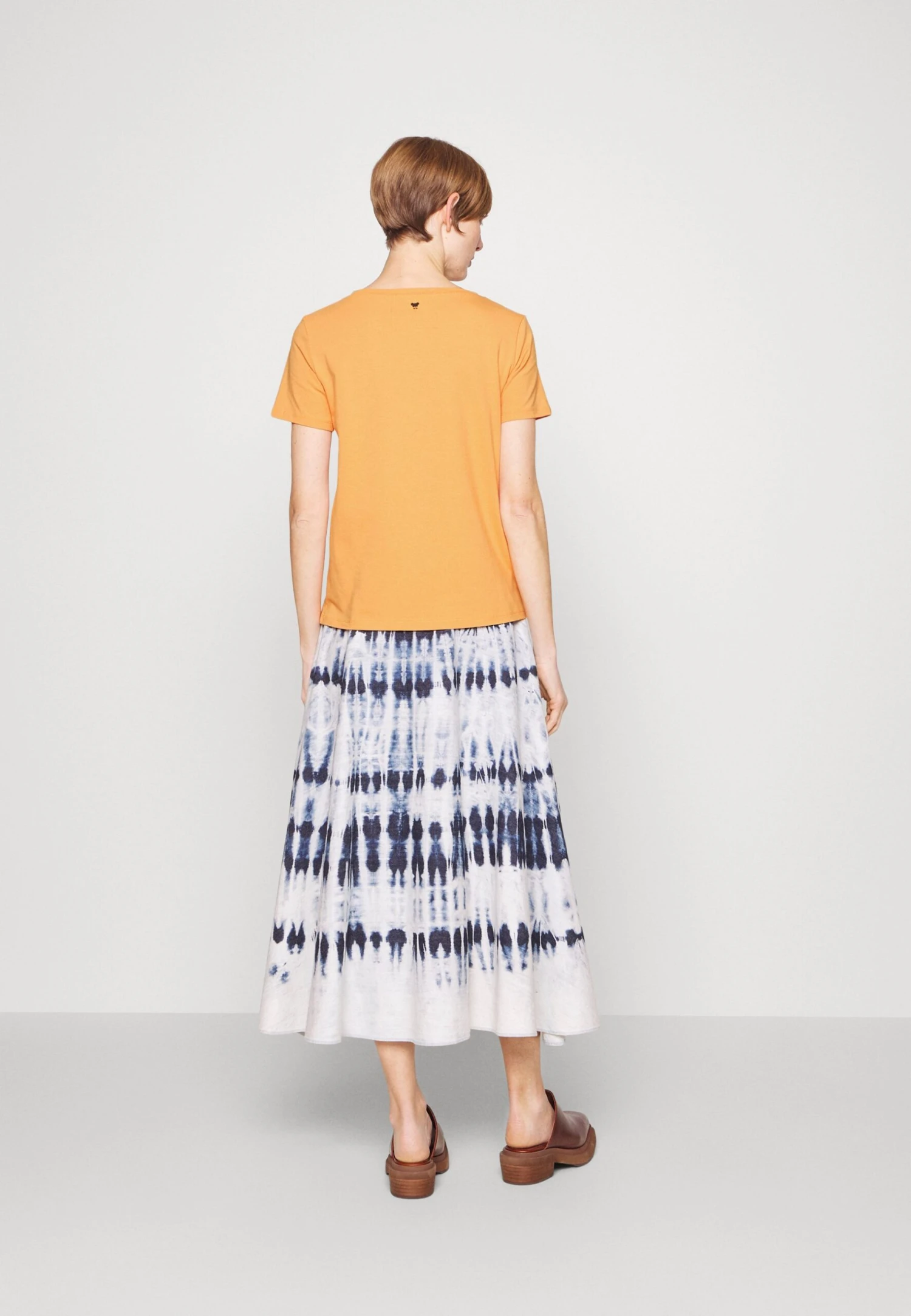 Multib - Basic T-Shirt - Arancio 3 Multib - Basic T-Shirt - Arancio - Image 3