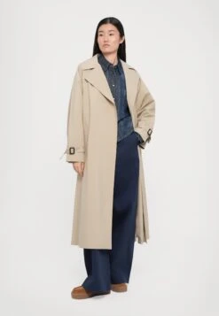 FATTO - Trenchcoat - Beige -The LBD Shop 0a8cf117f2a8445cb98e80733478c962