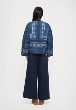 JADER - Light Jacket - Blu 9 JADER - Light Jacket - Blu -The LBD Shop 1fefe67871514d9c9e13e35dad0e1497