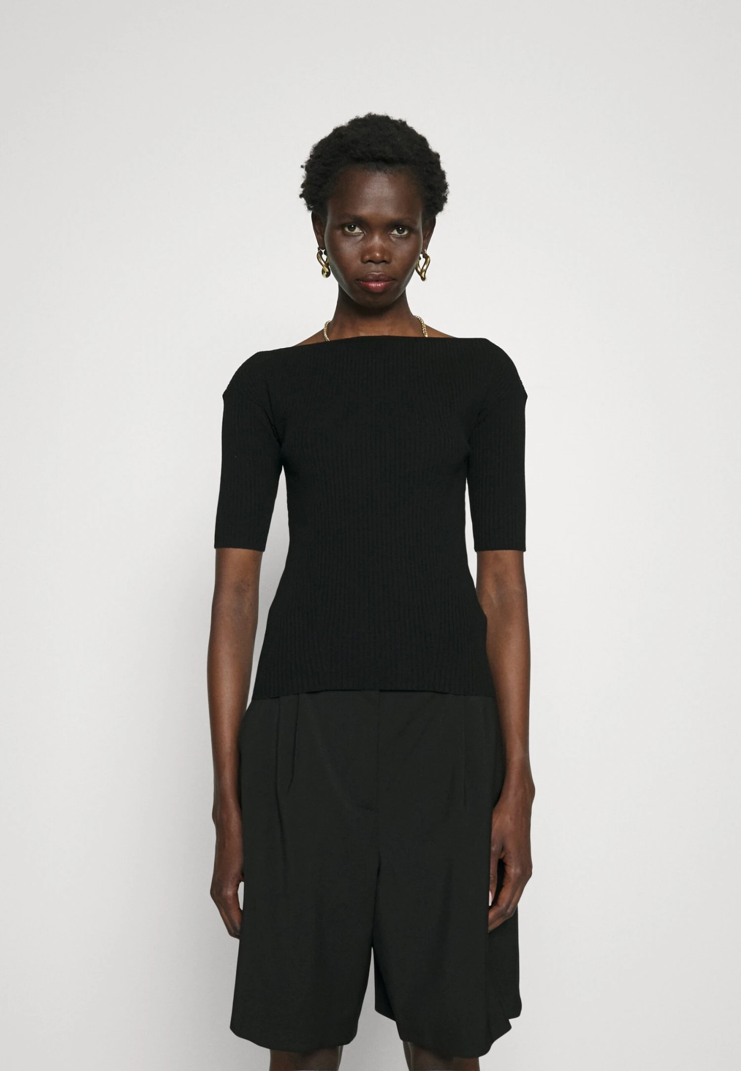 Soraia - Basic T-Shirt - Nero 1 Soraia - Basic T-Shirt - Nero