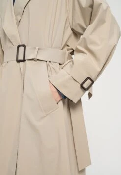 FATTO - Trenchcoat - Beige -The LBD Shop 560b4fe06ffe4d419c2f25e27fa57d53