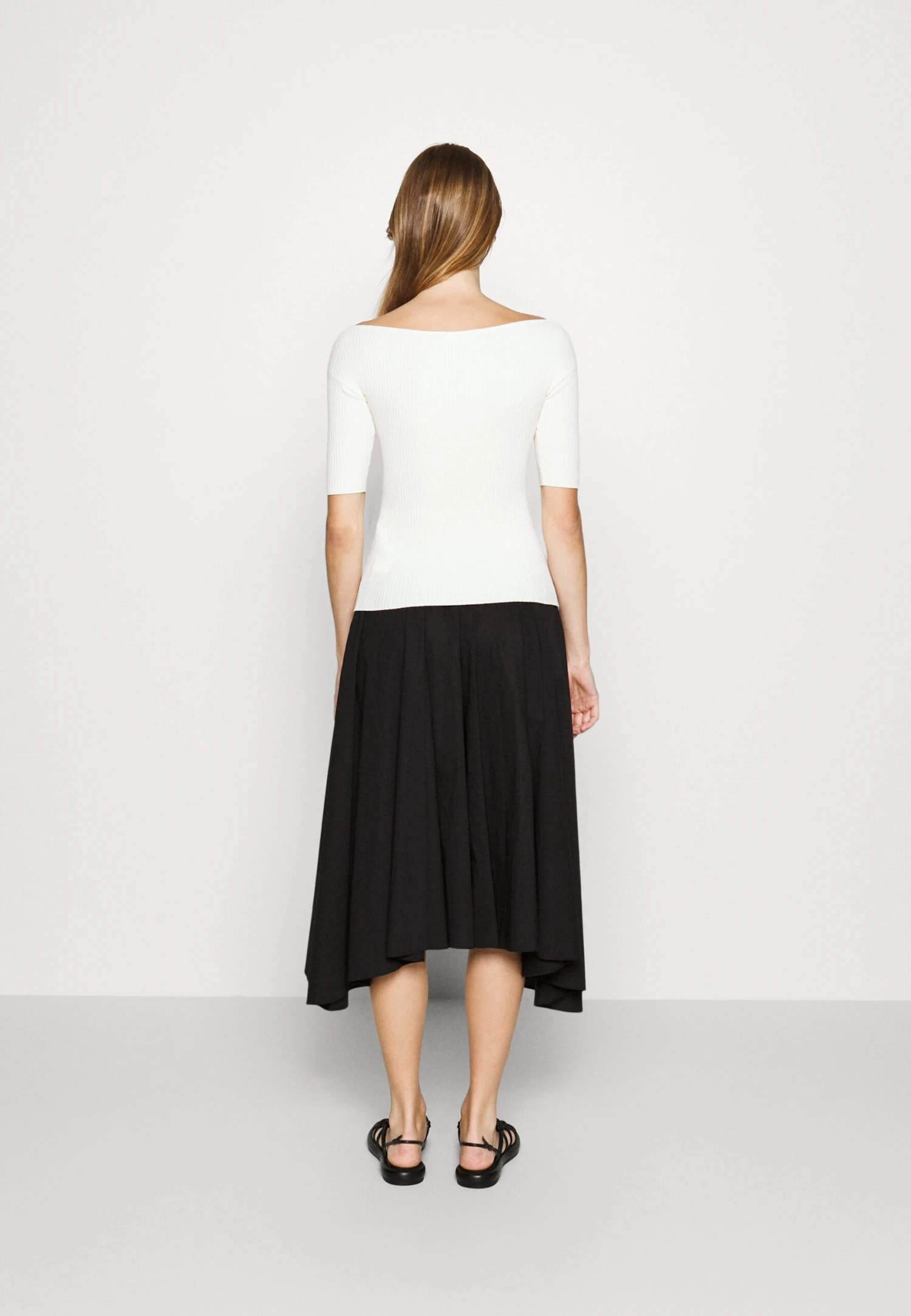 Soraia - Basic T-Shirt - White 3 Soraia - Basic T-Shirt - White - Image 3