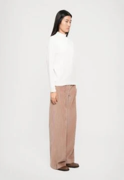 KIKU - Jumper - Ecru -The LBD Shop 7751b4af54234162a5cc793a57bab22a