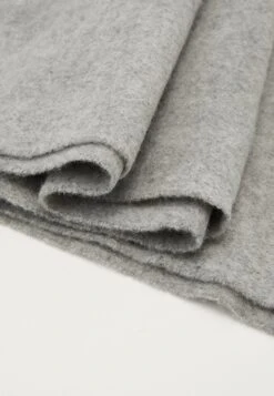 Duca - Scarf - Grigio Chiaro -The LBD Shop 9b75a3a62fbb4ad999c0da70a25283fd