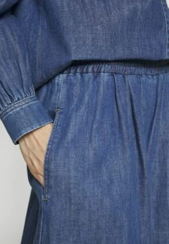 Nupar - Relaxed Fit Jeans -The LBD Shop aff778fc32fc44f7b1f63246d49c2aac