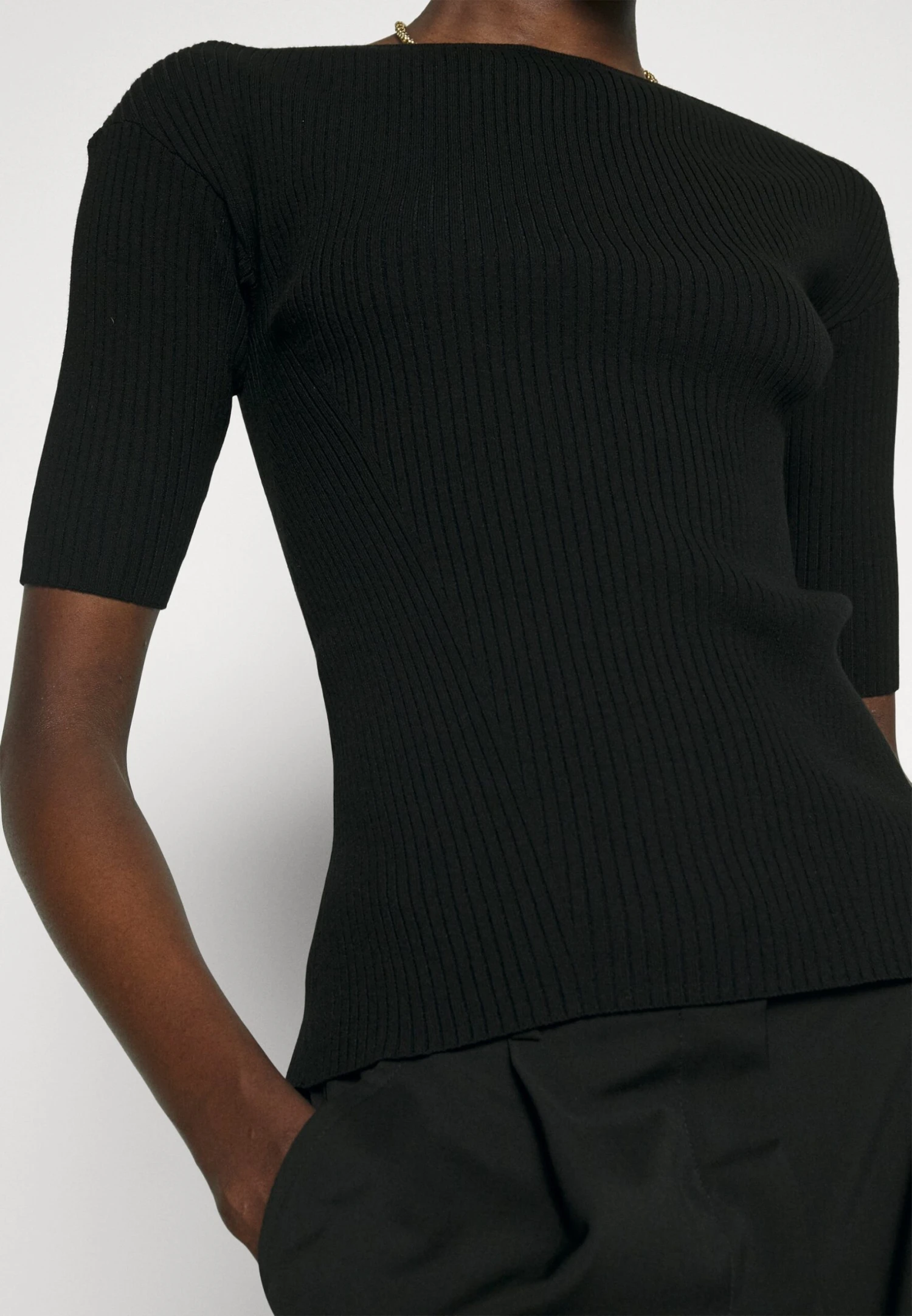 Soraia - Basic T-Shirt - Nero 7 Soraia - Basic T-Shirt - Nero - Image 7