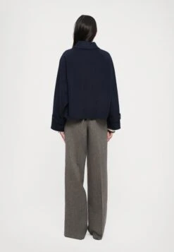 CARELLA - Classic Coat - Blu -The LBD Shop b36dc1f32b184c45bb16c4349aa5efb5