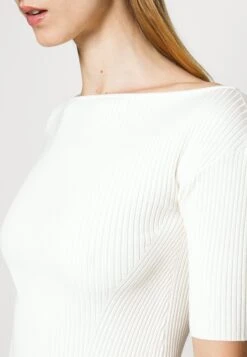 Soraia - Basic T-Shirt - White 9 Soraia - Basic T-Shirt - White -The LBD Shop ba3208e431174608acfa11145ac7f5b7