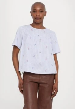 EDITTA - Print T-shirt - Light Blue -The LBD Shop c82e8459f55b4f26974cda461d9e77c4