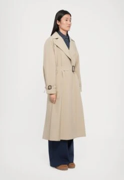 FATTO - Trenchcoat - Beige -The LBD Shop cf5e397b2419404a9ce6649bbc0480b8