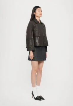 BERBICE - Leather Jacket - Marrone Scuro 10 BERBICE - Leather Jacket - Marrone Scuro -The LBD Shop e4553e0305f74f1199c330c2c2b711ca