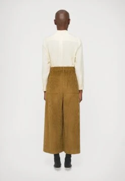 URSOLA - Trousers - Verde Oliva -The LBD Shop f1df6817bbc44d6299e6cb3184c93570