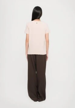 Basic T-shirt - Cipria 12 Basic T-shirt - Cipria -The LBD Shop f4669ef1ae6f4665a10adbd3d8189eec